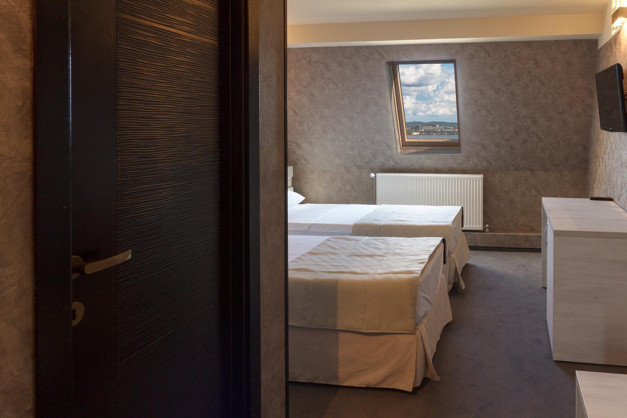 Ymy Hotels Targu Jiu Exterior photo