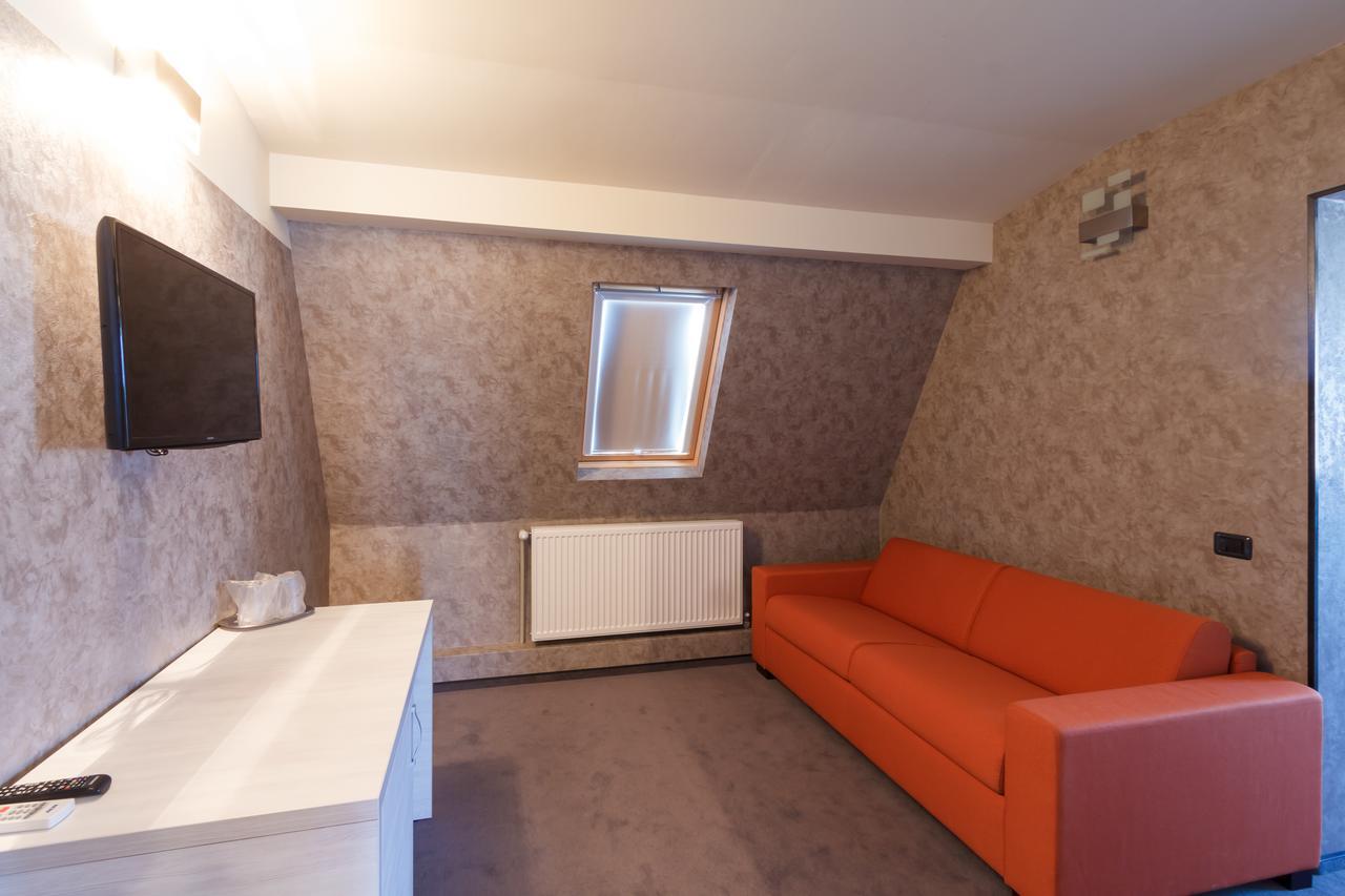 Ymy Hotels Targu Jiu Exterior photo